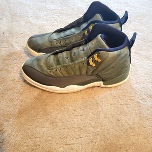 Men's Jordan's *missing laces*